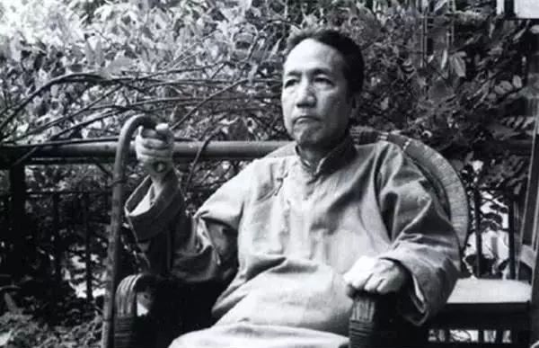 仅8年时间，他就带着这所“破烂学校”攀上了中国高校的珠峰