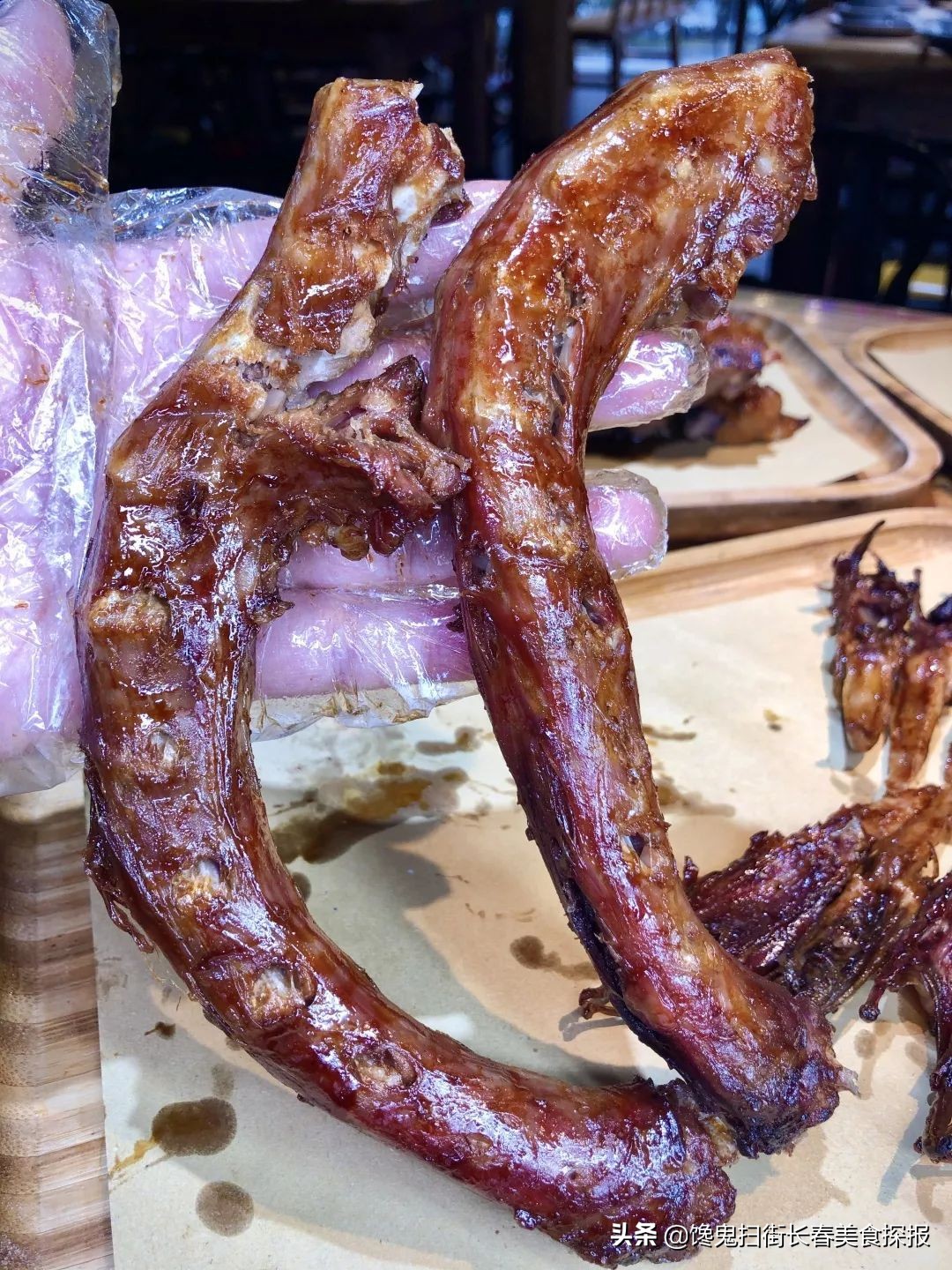 二道老厂区奇店。鹅的一切,全都炭火烤。烤鹅脖大锤抡