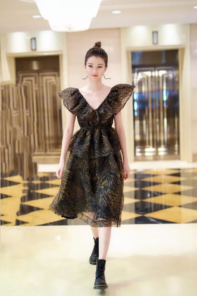 乔欣富二代吗,乔欣穿裸色长裙