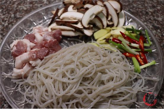 白菜炖粉条在家怎么做好吃,白菜炖粉条的家常做法不盖锅盖