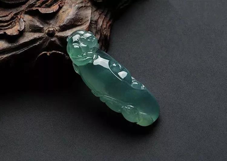 2018香港保利翡翠拍卖价格,保利春拍翡翠手镯5000万