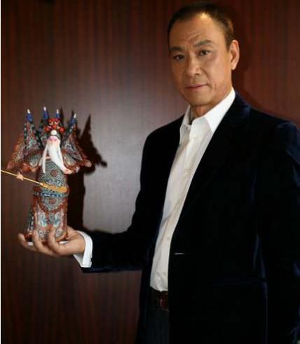 他是中国电影“最佳男配”，62岁才走红，65岁与妻子离婚单身至今