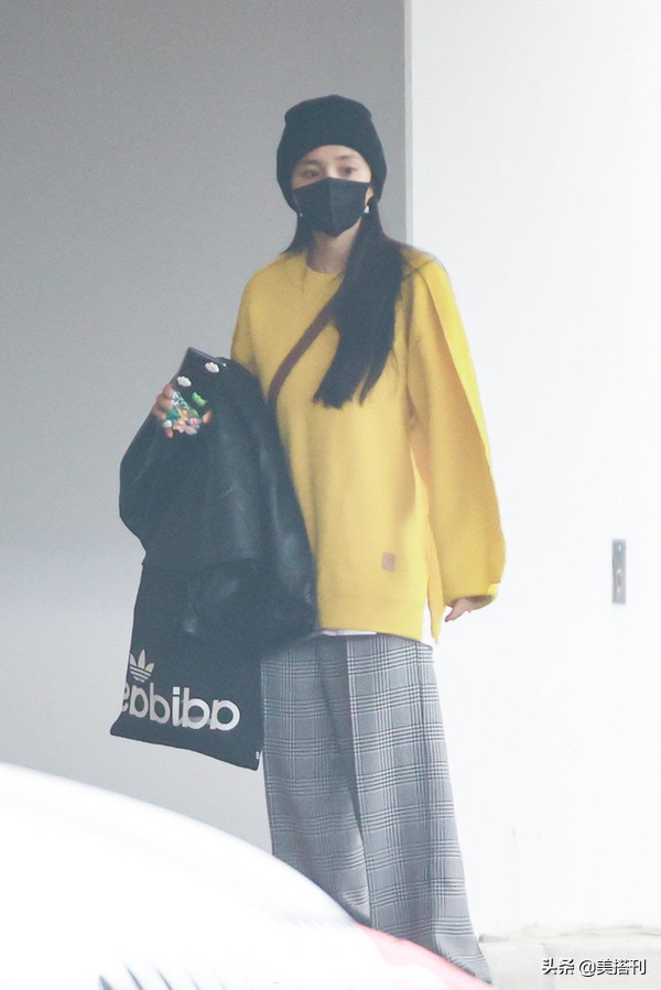 杨幂穿亮片毛衣搭配皮裤现身活动,杨幂最新私服夏天长袖绿色