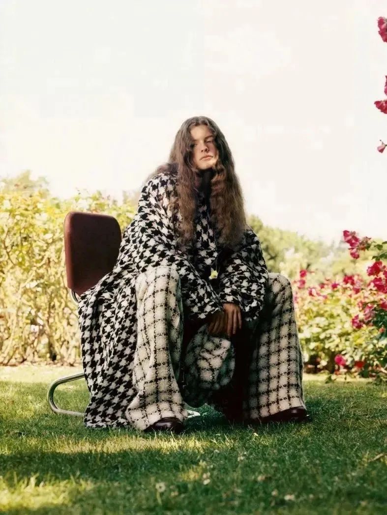 黑白格纹大衣怎么搭配好看,戴帽子黑白格纹大衣怎么搭配好看