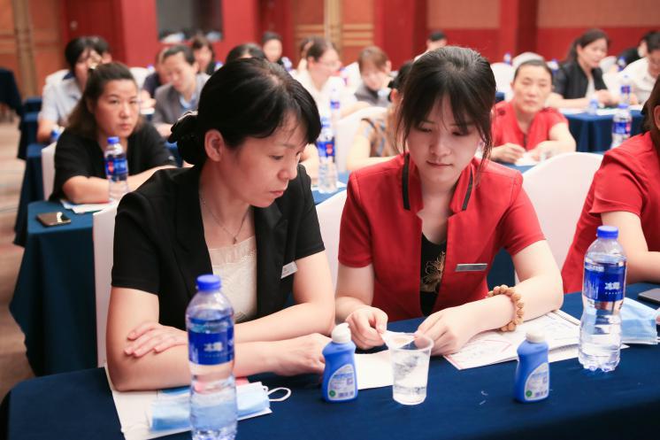 南京天丰大酒店开展“智慧女性,智慧妈妈,七彩生活”专题讲座活动