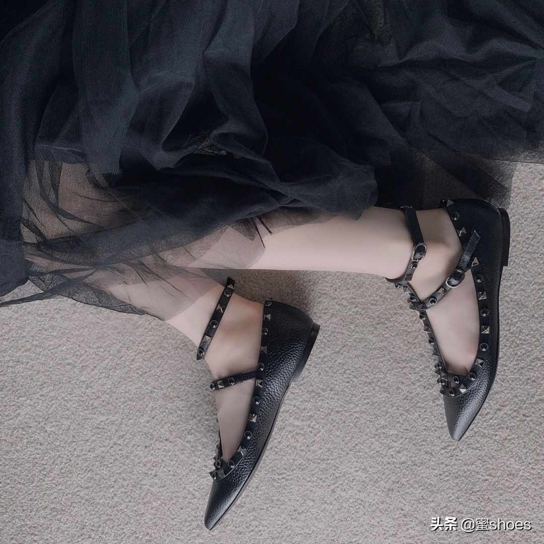 华伦天奴粉色铆钉高跟鞋穿搭,华伦天奴高跟鞋配红裙