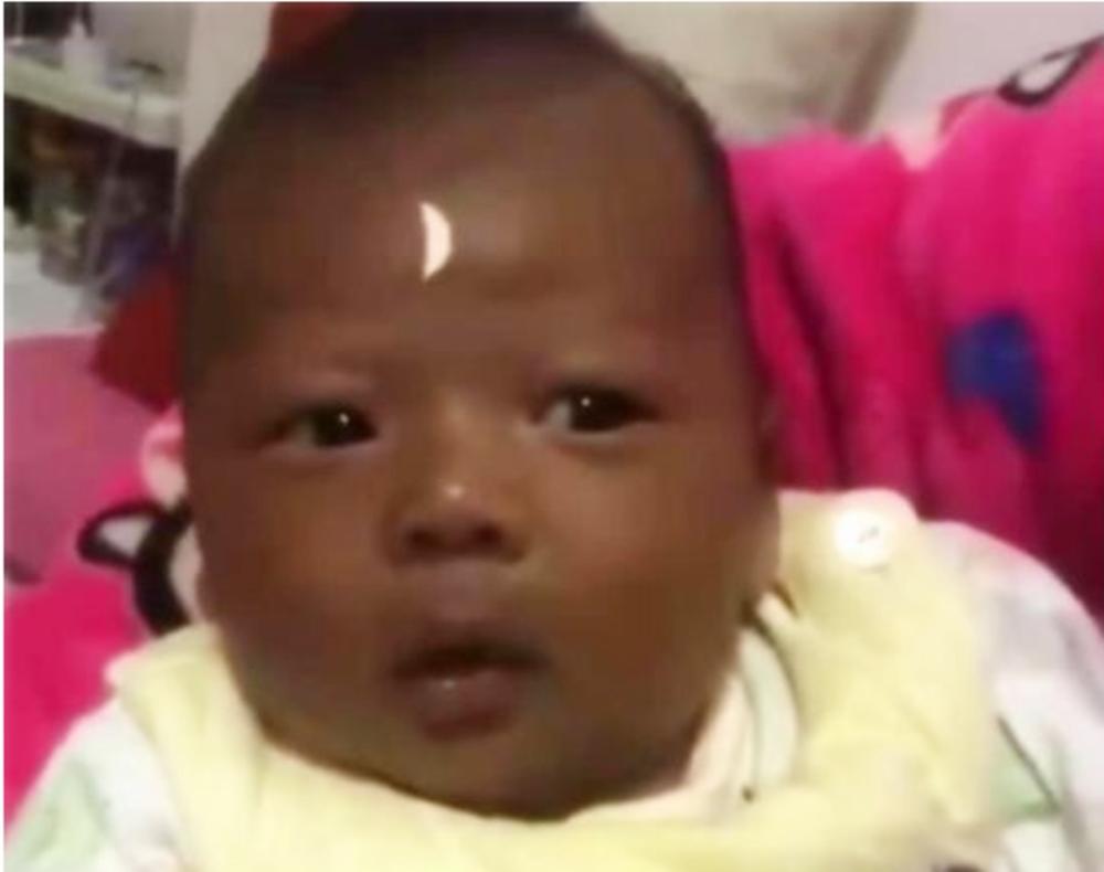 爸妈皮肤黑出来的宝宝会白吗,父母皮肤白生出宝宝黑是怎么回事