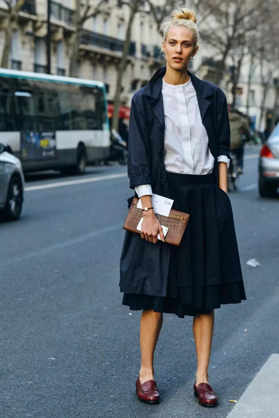 裙子平底鞋,搭黑色平底鞋的裙子怎么搭配