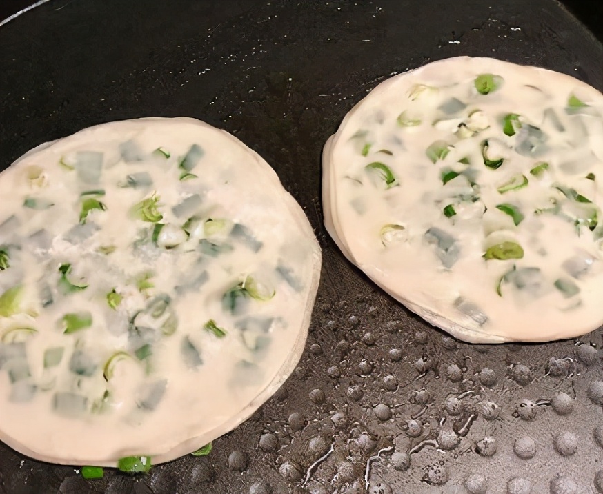 剩下的饺子皮怎么做成千层饼,用剩下的饺子皮做葱花饼