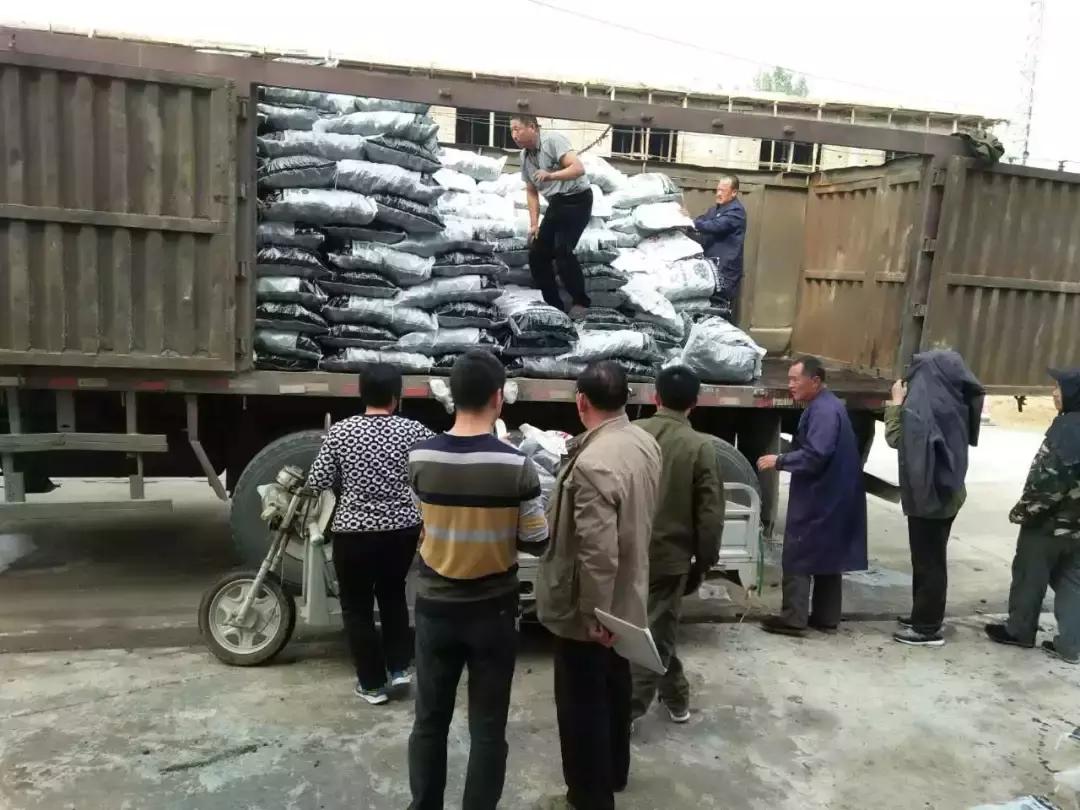 取暖用上“烈焰”清洁煤,村里不再冒黑烟了!