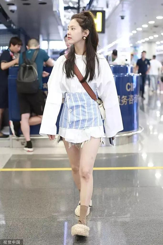 最新机场生图，章若楠素颜真的很真实，ab下身穿搭是学杨幂的吗？