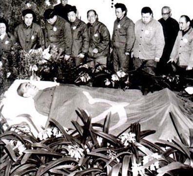 周总理最后2年，体重61斤平均40天一场手术，临终前苦等发妻