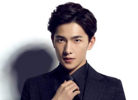 男生头发两边特别炸什么原因,男生头发粗硬鬓角会炸