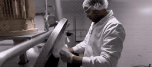 为什么防晒霜放久了有油,防晒霜放太久了沉淀了还能用吗