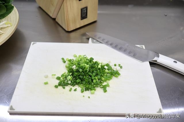 三伏天做水煮肉,一个小妙招,让你手工切出薄如蝉翼的完整肉片