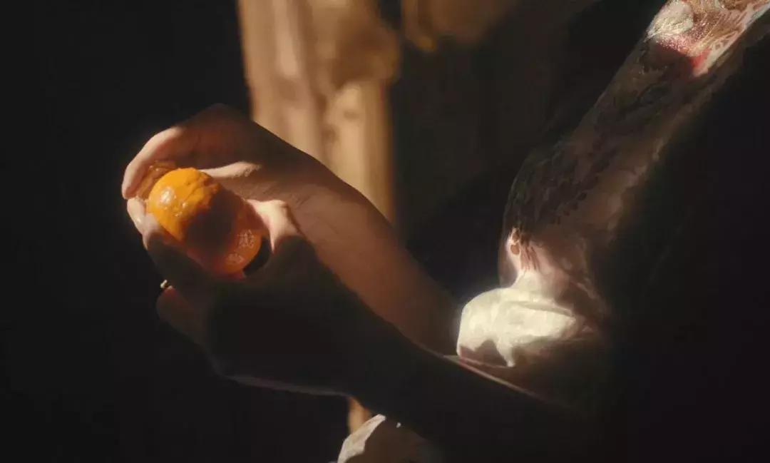 过年穿上红衣服还不够，喷上这支香水就是欧气最旺的锦鲤本鲤