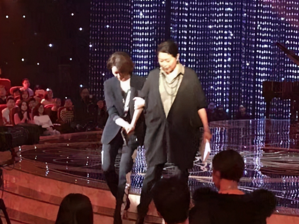 61岁倪萍暴瘦！走路踉跄获朱迅搀扶，身体状态惹网友担忧