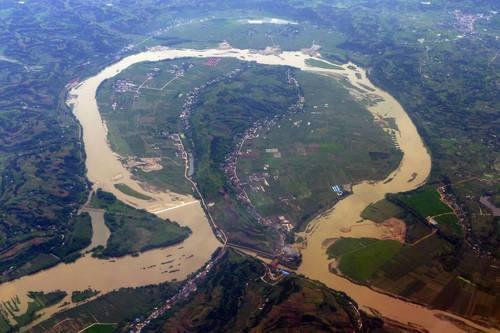 长江江底有种宝贝，要用吸金毯提取，专家说：这种淘金生意不能做