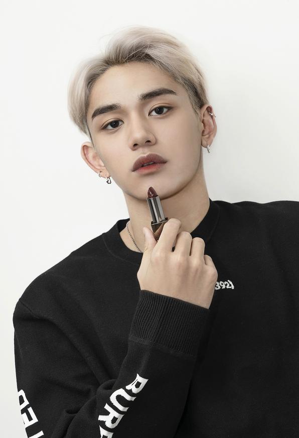 威神v删burberry相关，糊咖唯一资源没了，还被说立人设