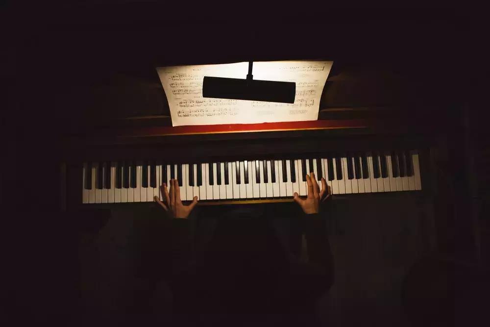 怎么纠正小孩弹钢琴手型,怎么纠正孩子弹手指