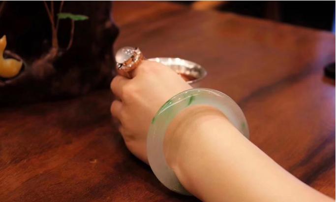 玉镯佩戴有哪些讲究,玉镯的戴法有什么讲究