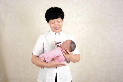 宝宝身体软是脑瘫的表现吗？抱宝宝时需要注意什么