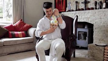 宝宝有胀气怎么拍嗝最有效,宝宝胀气后如何快速拍嗝