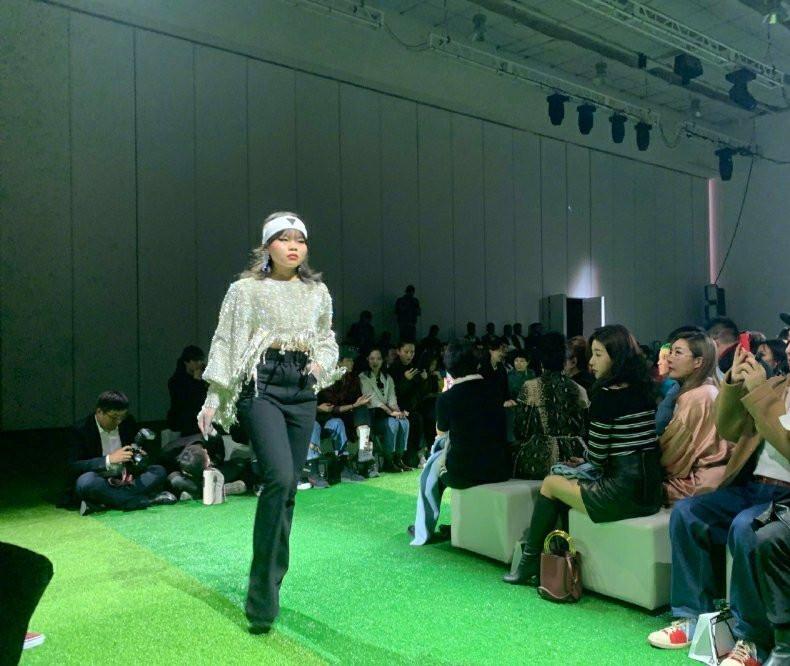 “最丑女团”cindy登台走秀，亮片衫配黑裤，气场不输专业模特