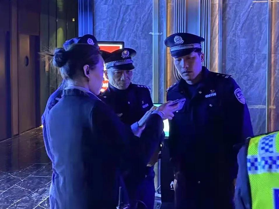 凌晨出动开展夜查行动,警方星夜清查风暴