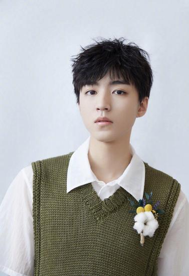 王一博肖战的日常穿搭你更pick谁,王一博穿牛仔上衣与肖战同框视频