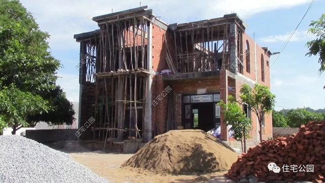 农村加盖楼层，一根钢管代替柱子承重？真为他们的胆大点赞