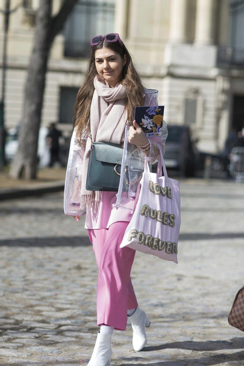 现在的斜挎帆布包还流行吗,还在背水桶包吗