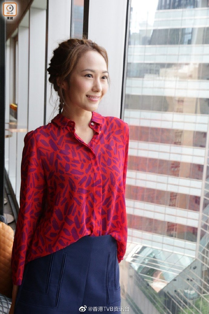 拍床戏互抢被子遮盖！汤怡吻TVB视帝越吻越惊心