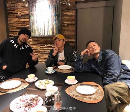 余文乐周杰伦相爱相杀，互爆丑照，聚会不忘带昆凌恩爱十足