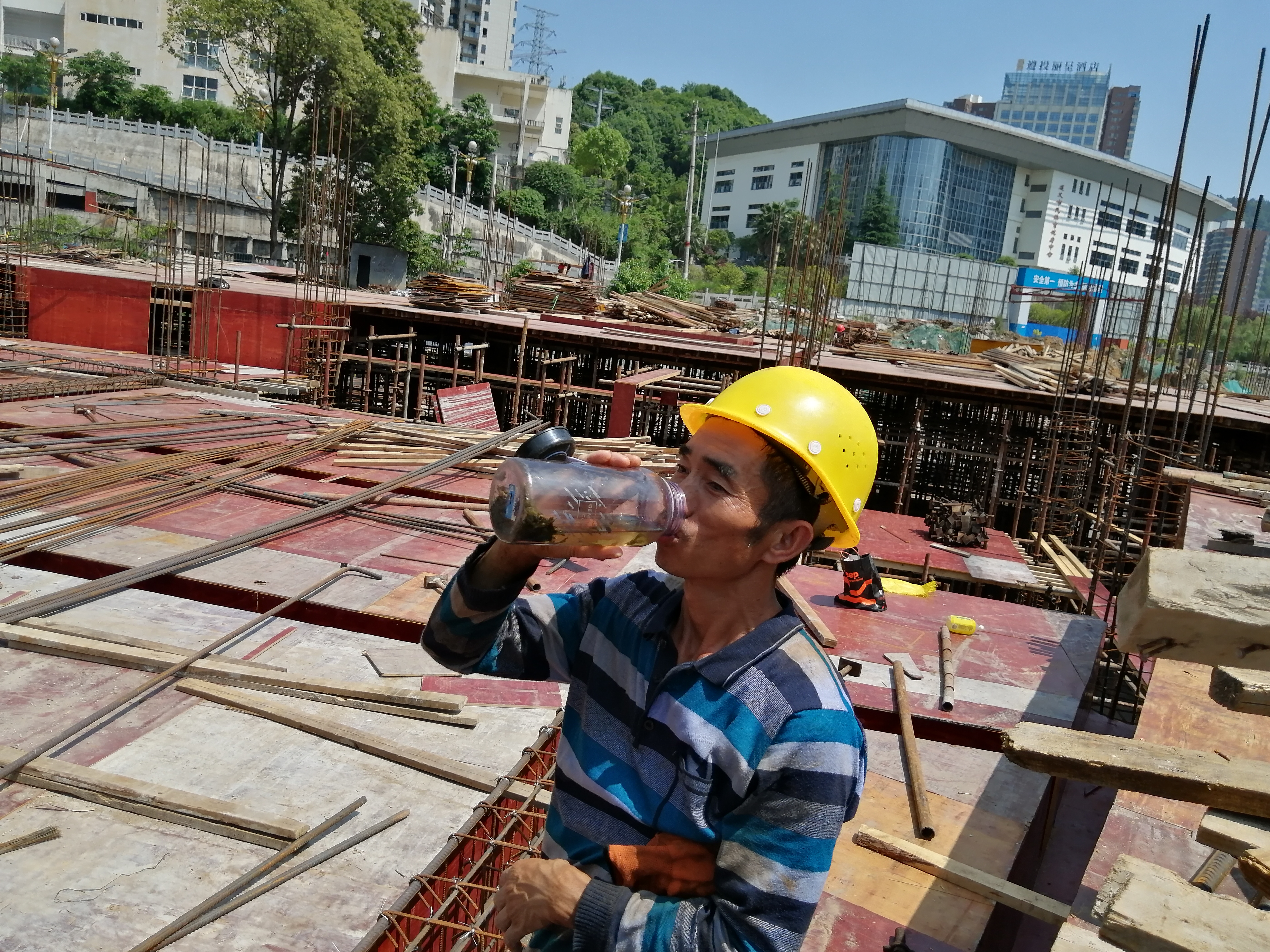 中建四局遵义战高温抢工期，正习高速复兴特大桥右幅中跨合龙