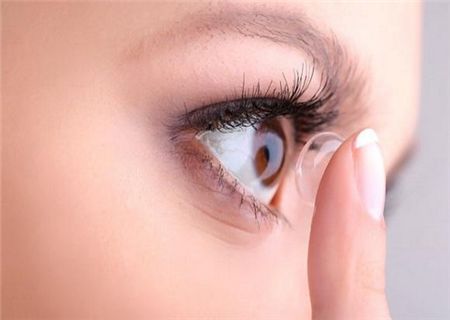 15岁戴隐形眼镜对眼睛有什么危害,戴了20年的隐形眼镜有什么危害