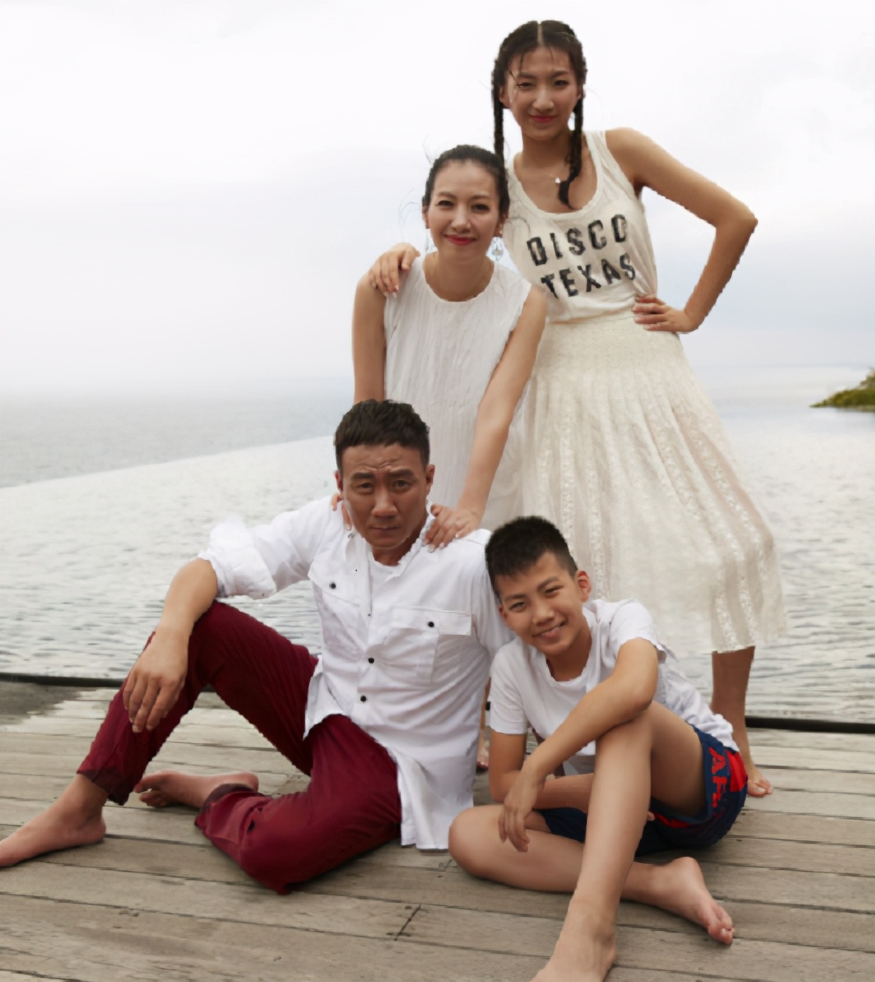 胡军为儿子庆生康康暖男初长成,胡军儿子康康多高