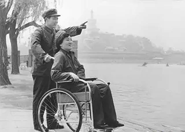 空军飞行员闫志国,飞行员丈夫闫志国照料妻子41年