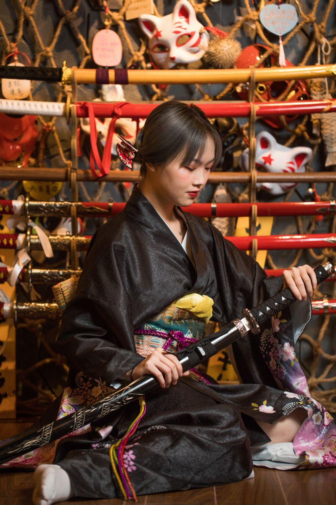 日式酒场大哥大出来营业了，凌晨3点还被小仙女围观