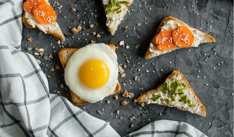 鸡蛋上有粪便是什么原因,超市的鸡蛋为什么没有鸡屎