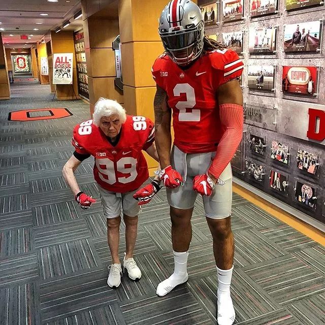 93岁奶奶恶搞27岁孙子，一夜爆红！1300万网友围观：奶奶太坑了