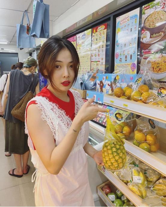 泫雅吊带格子裙,泫雅白色蕾丝上衣舞台