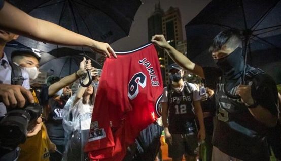 在世界上某些地方，却有人选择烧了勒布朗的球衣…