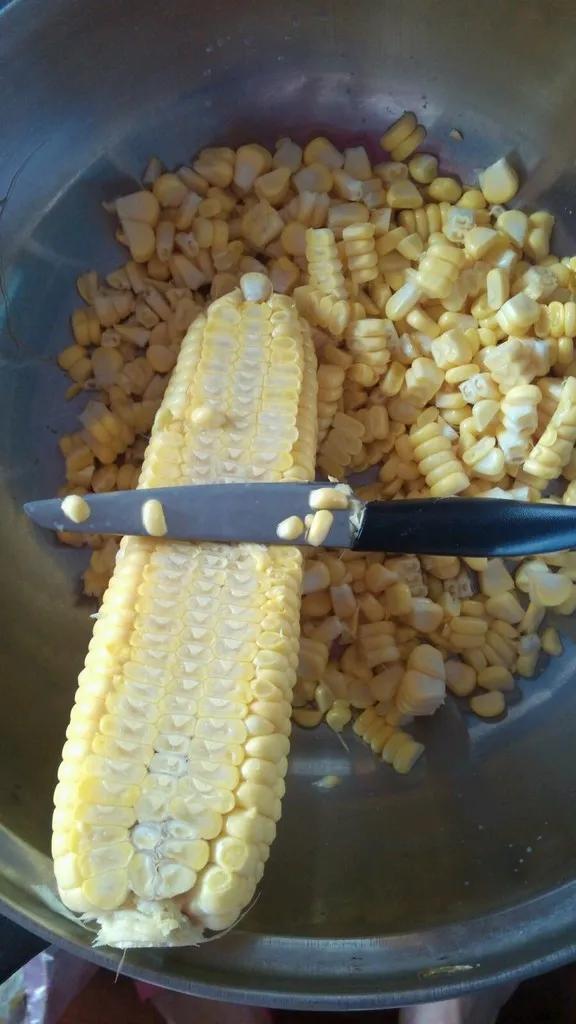 嫩玉米切碎用，大鱼小鱼都爱吃，不易空军