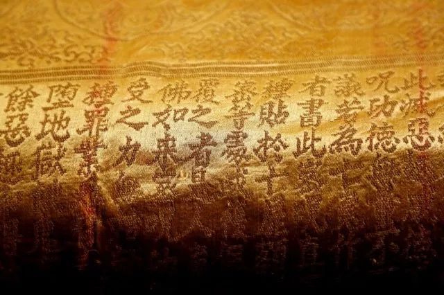 工薪族借5万买下晦气的往生被,3年后才知是乾隆的,如今值一亿多