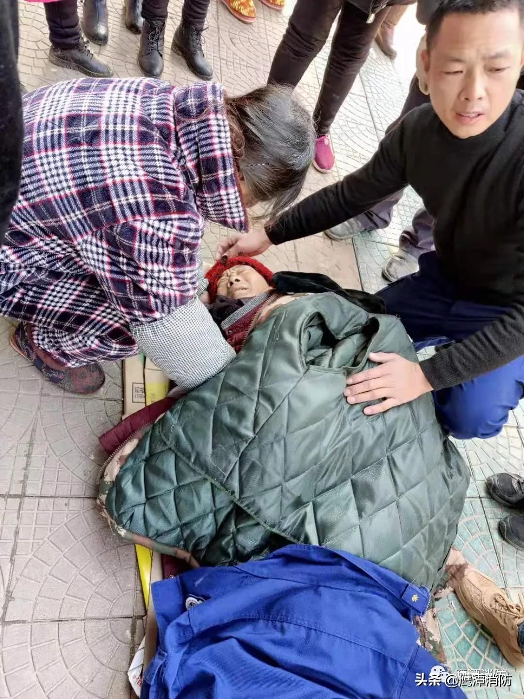 老人街头晕倒众人举动好暖心,民警救助晕倒老人小小举动暖人心