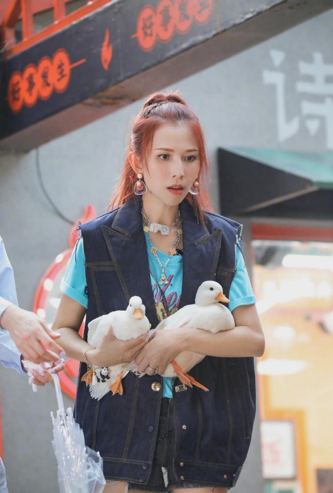 蔡少芬穿半个西装吸睛时髦,蔡少芬粉色t恤配长裙