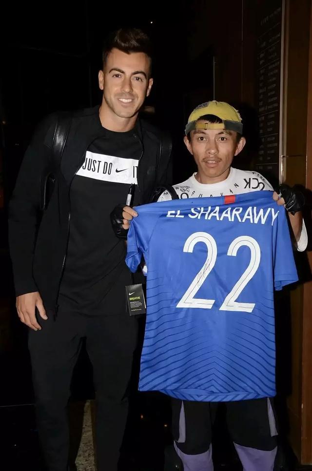 申花球迷立功了！一张合照揭开鞠婧祎身高之谜