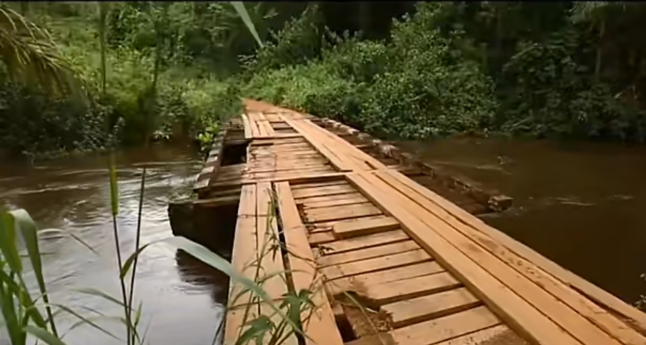 喀麦隆玩命出租车，一辆车坐17人，中国自行车也在非洲遍地开花