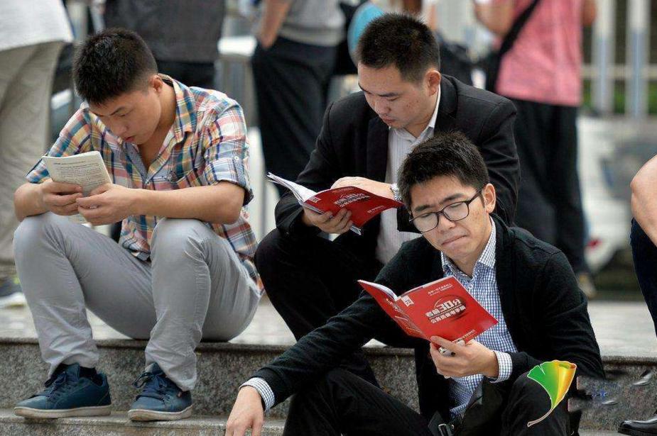 教师与公务员哪个好,教师跟公务员哪个更好